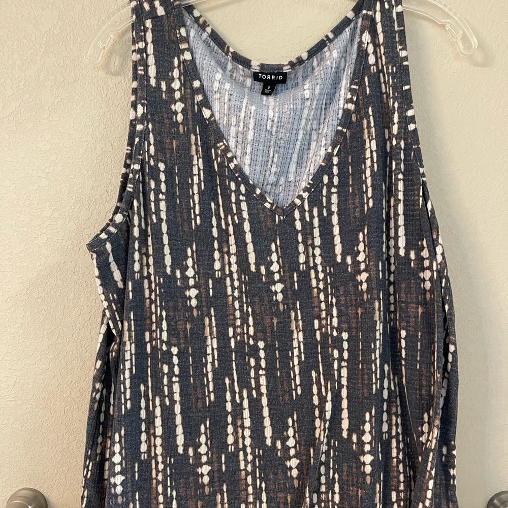 Torrid size 2 BLACK TIE-DYE V-NECK MACRAME TANK
